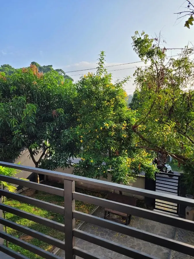 Deluxe Fun Dine Hotel Negombo