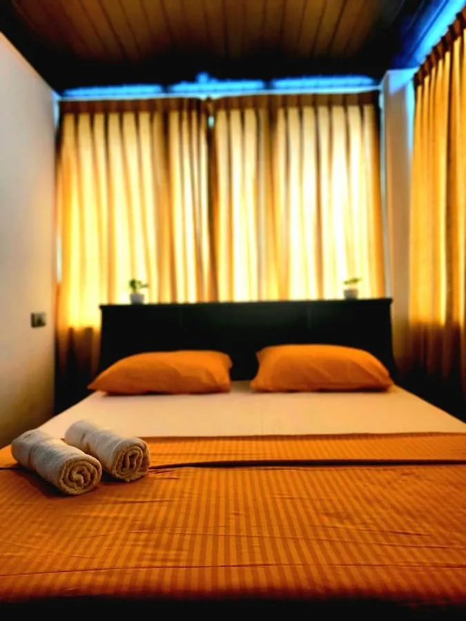 Deluxe Fun Dine Hotell Negombo